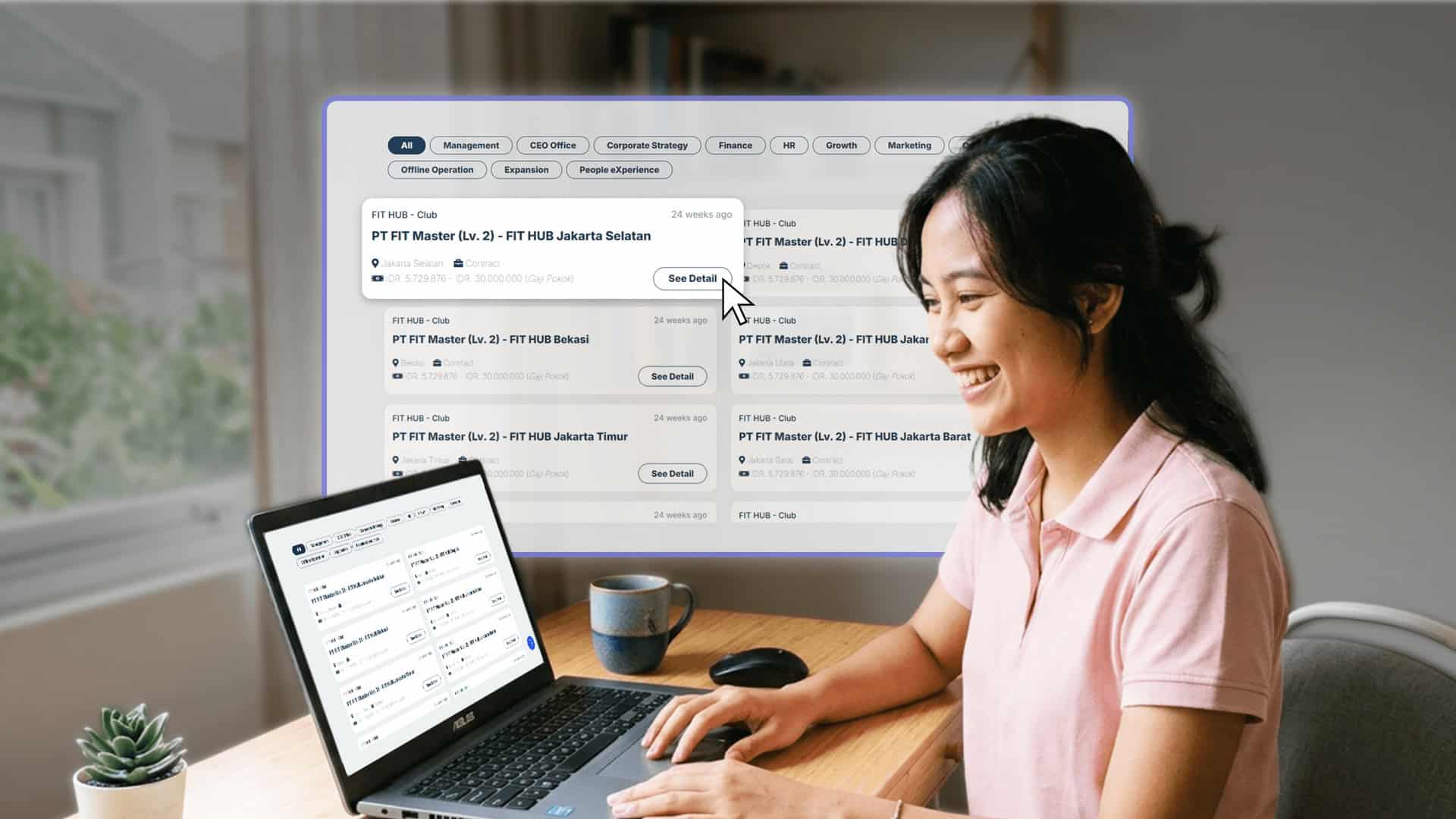Seorang wanita tersenyum sedang mengetik di laptop yang menampilkan daftar lowongan kerja pada halaman situs web karier.