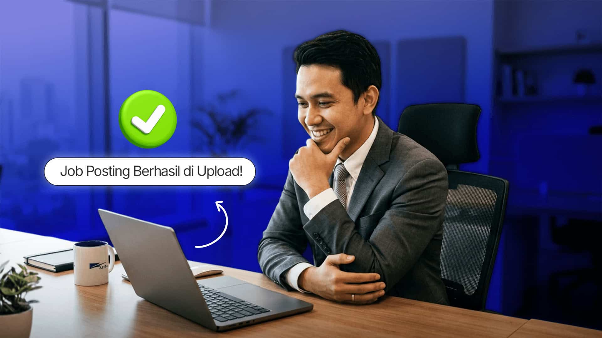 Seorang pria berjas tersenyum menatap layar laptop di meja kantornya. 