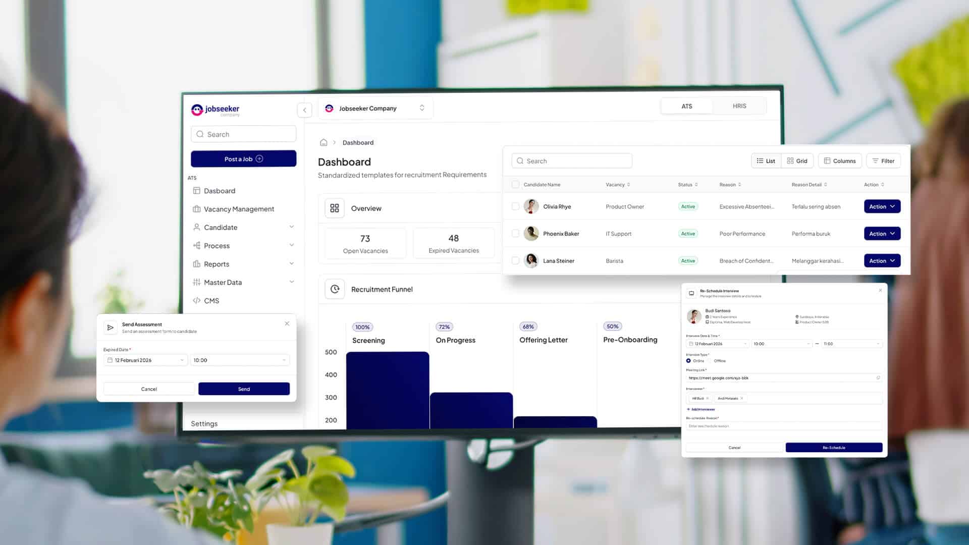 Seseorang melihat monitor komputer yang menampilkan dasbor ATS Jobseeker Company berisi recruitment funnel, daftar status pelamar, dan penjadwalan wawancara.