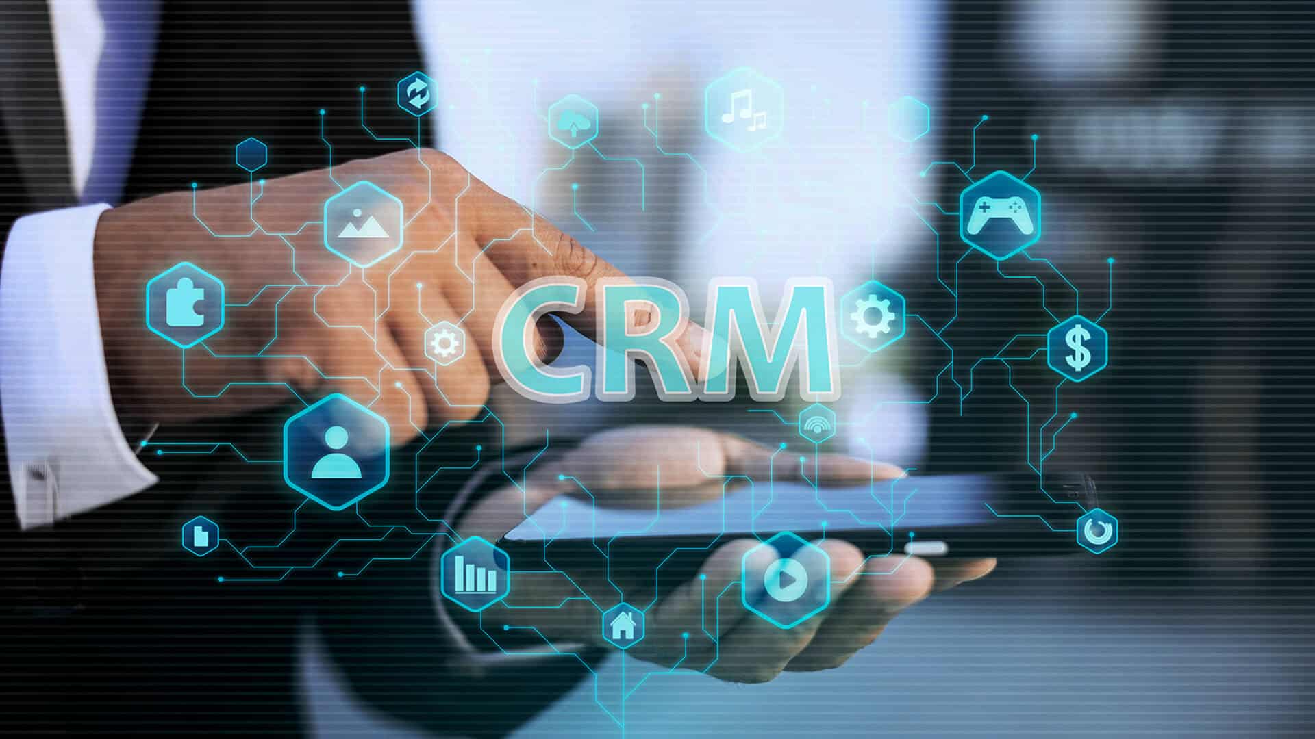 Tangan seseorang menggunakan ponsel pintar dengan overlay grafis jaringan digital bertuliskan "CRM" (Candidate Relationship Management) dan berbagai ikon fitur bisnis.