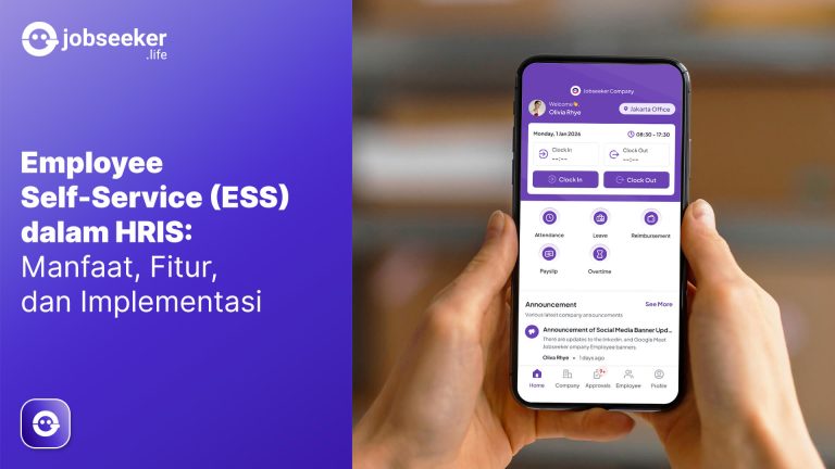 Featured image "Employee Self-Service (ESS) dalam HRIS: Manfaat, Fitur, dan Implementasinya" dengan tangan memegang ponsel yang menampilkan aplikasi absensi karyawan di samping teks informasi HRIS.