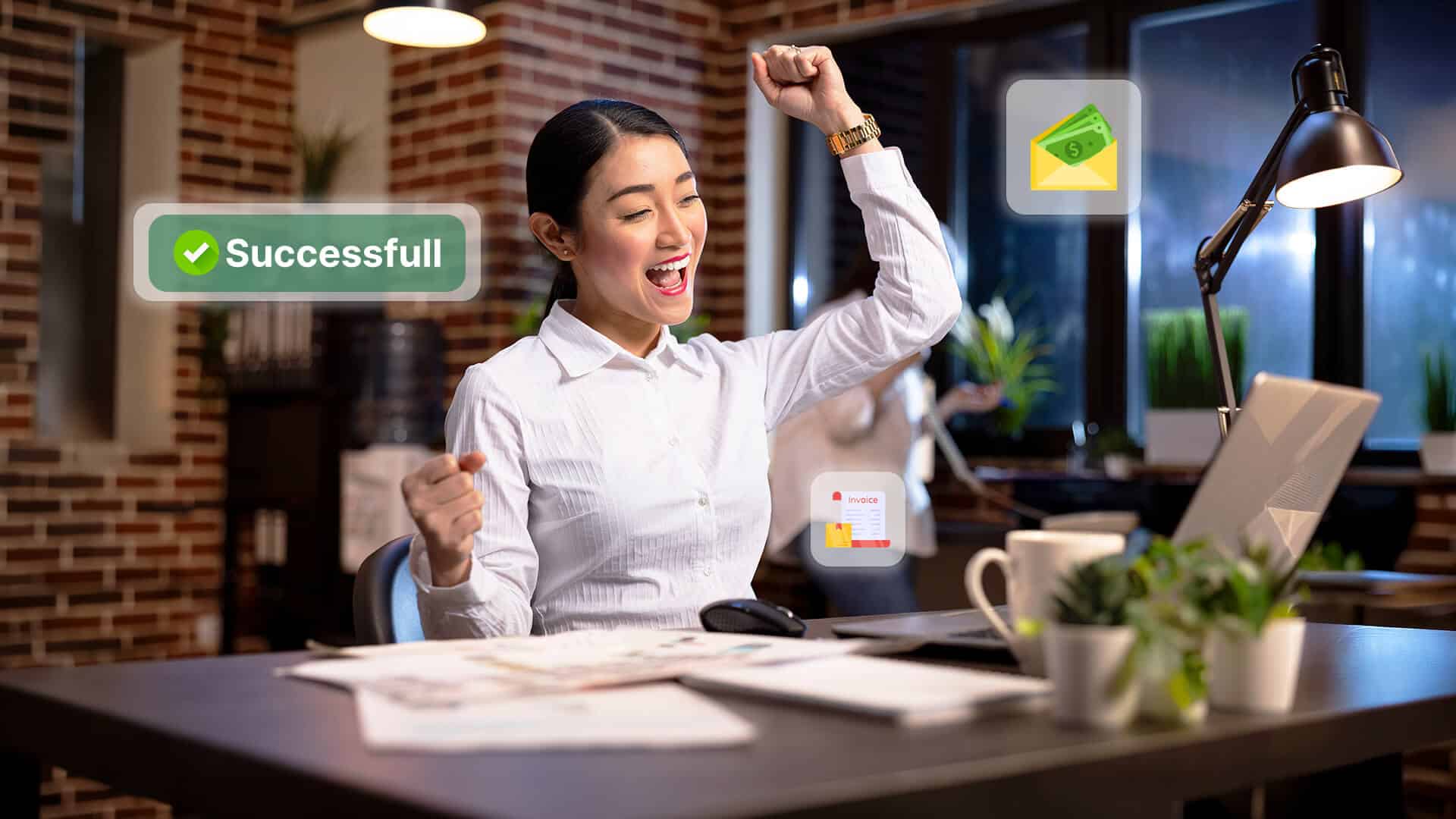 Seorang wanita mengepalkan tangan gembira di depan laptop karena sukses mengelola payroll.