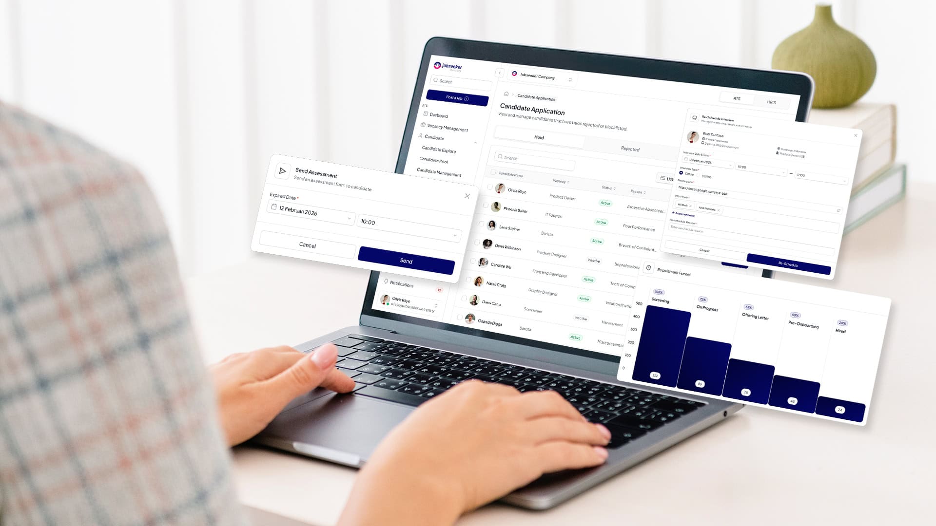 Seseorang menggunakan laptop yang menampilkan dashboard software ATS yang memperlihatkan sistem pelacakan pelamar kerja dari Jobseeker Company.