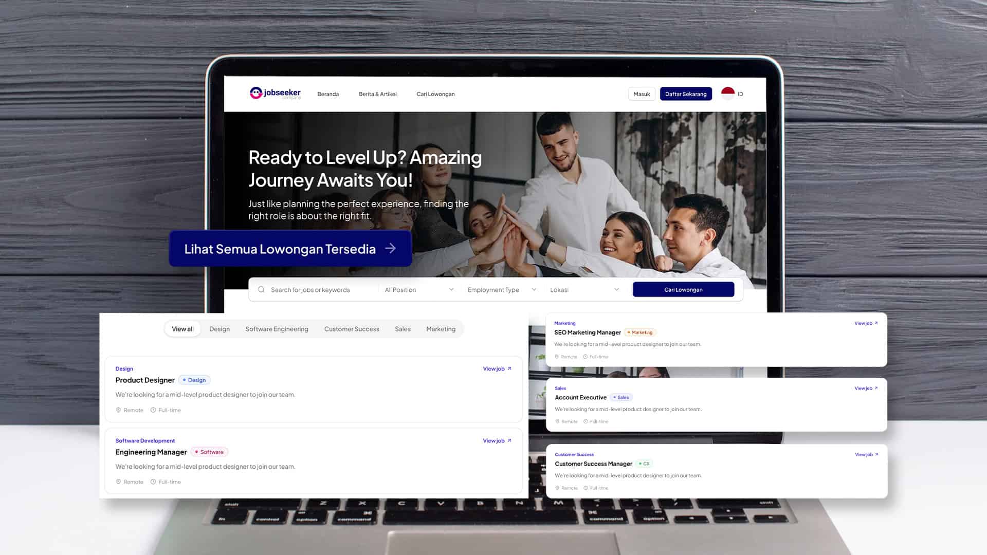 Sebuah laptop terbuka menampilkan halaman utama situs web pencarian kerja Jobseeker.